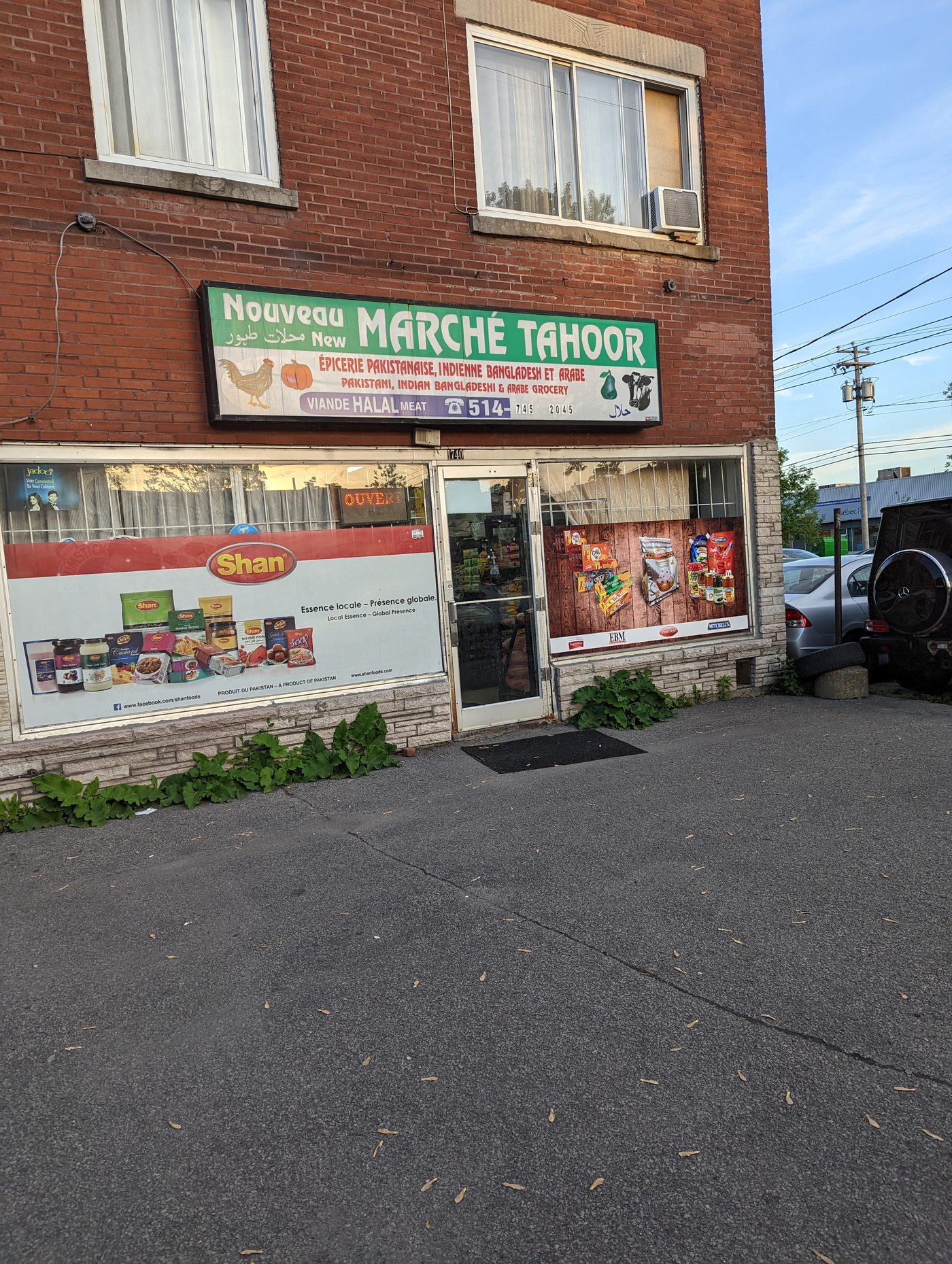 Inside Nouveau Marché Tahoor halal grocery store